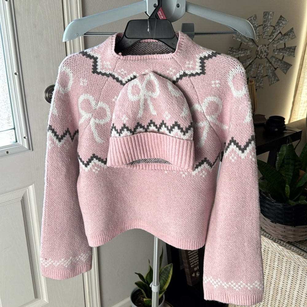 Women’s sweater with matching toboggan size S